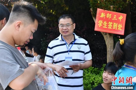 中学老校长退休当天仍送考 为高考学生护航