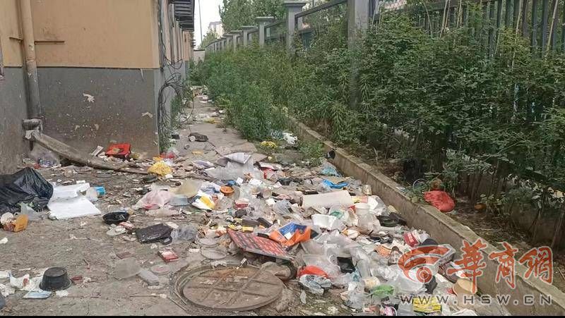 西安一职校学生宿舍外垃圾成堆臭气蔓延 附近居民：亲眼见学生从窗口扔垃圾