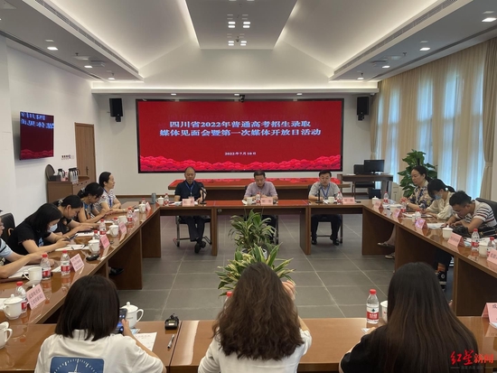 探访高考录取场：高考考生是怎样被录取的？