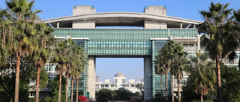 中学招11名教师7人来自清北，网友热议→