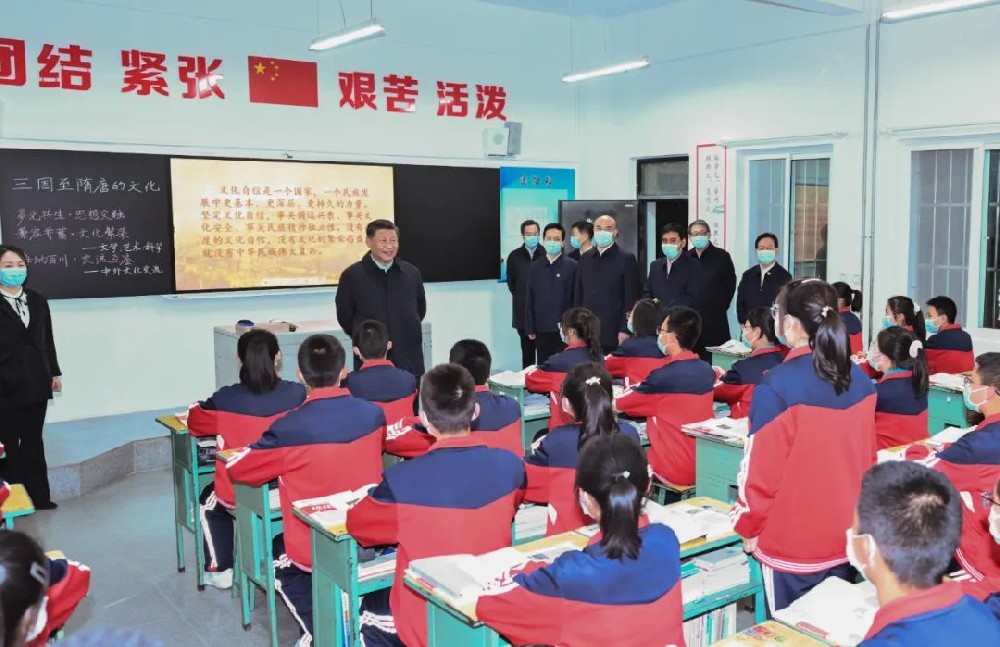 习近平总书记在延安中学考察引发师生热烈反响