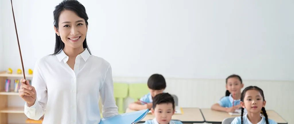 有颜有才90后教师当道 和学生共情与家长“掏心”