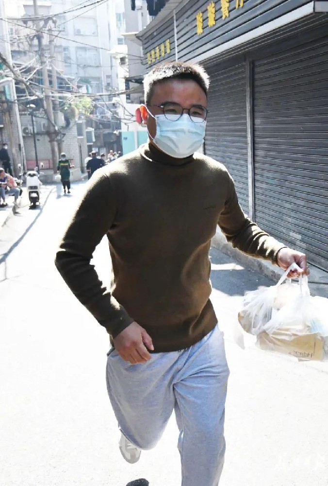 这位武大博士生，每天跑着送外卖