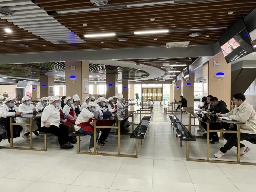 强化校餐培训 助力师生健康 | 西安西京职业高级中学后勤保卫处开展餐厅从业人员食品安全专题培训会